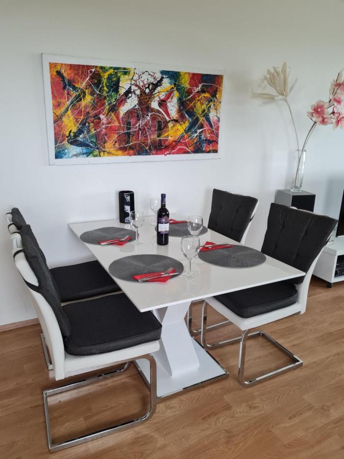 Prostorny 3 Pokojovy Apartman S Dvema Terasami Прага Екстериор снимка