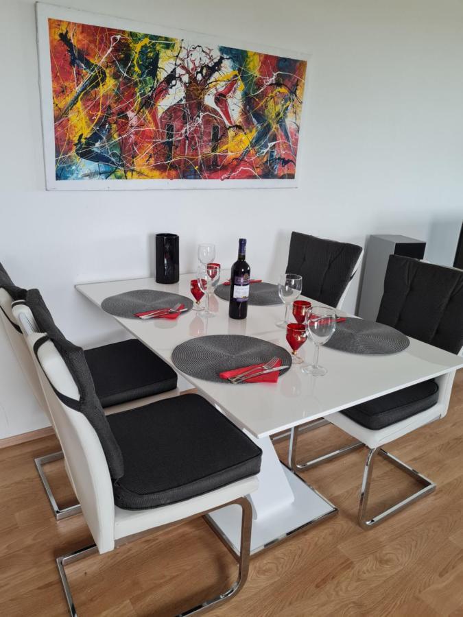Prostorny 3 Pokojovy Apartman S Dvema Terasami Прага Екстериор снимка