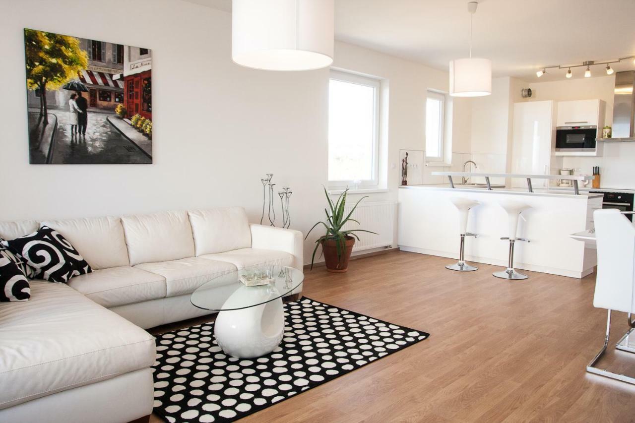 Prostorny 3 Pokojovy Apartman S Dvema Terasami Прага Екстериор снимка