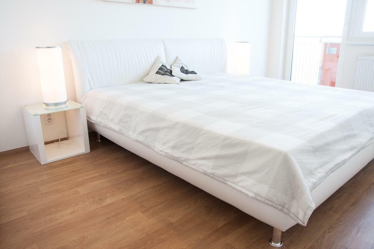 Prostorny 3 Pokojovy Apartman S Dvema Terasami Прага Екстериор снимка