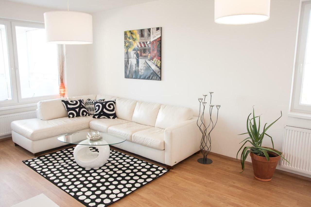 Prostorny 3 Pokojovy Apartman S Dvema Terasami Прага Екстериор снимка