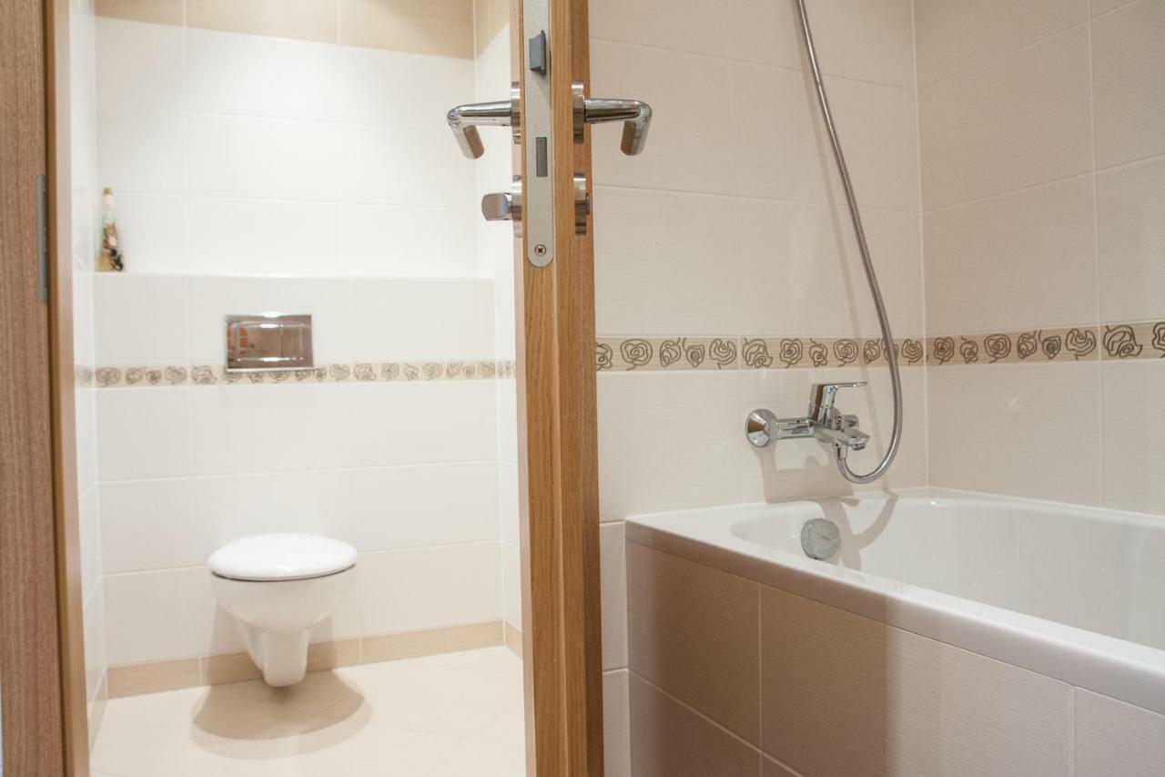 Prostorny 3 Pokojovy Apartman S Dvema Terasami Прага Екстериор снимка