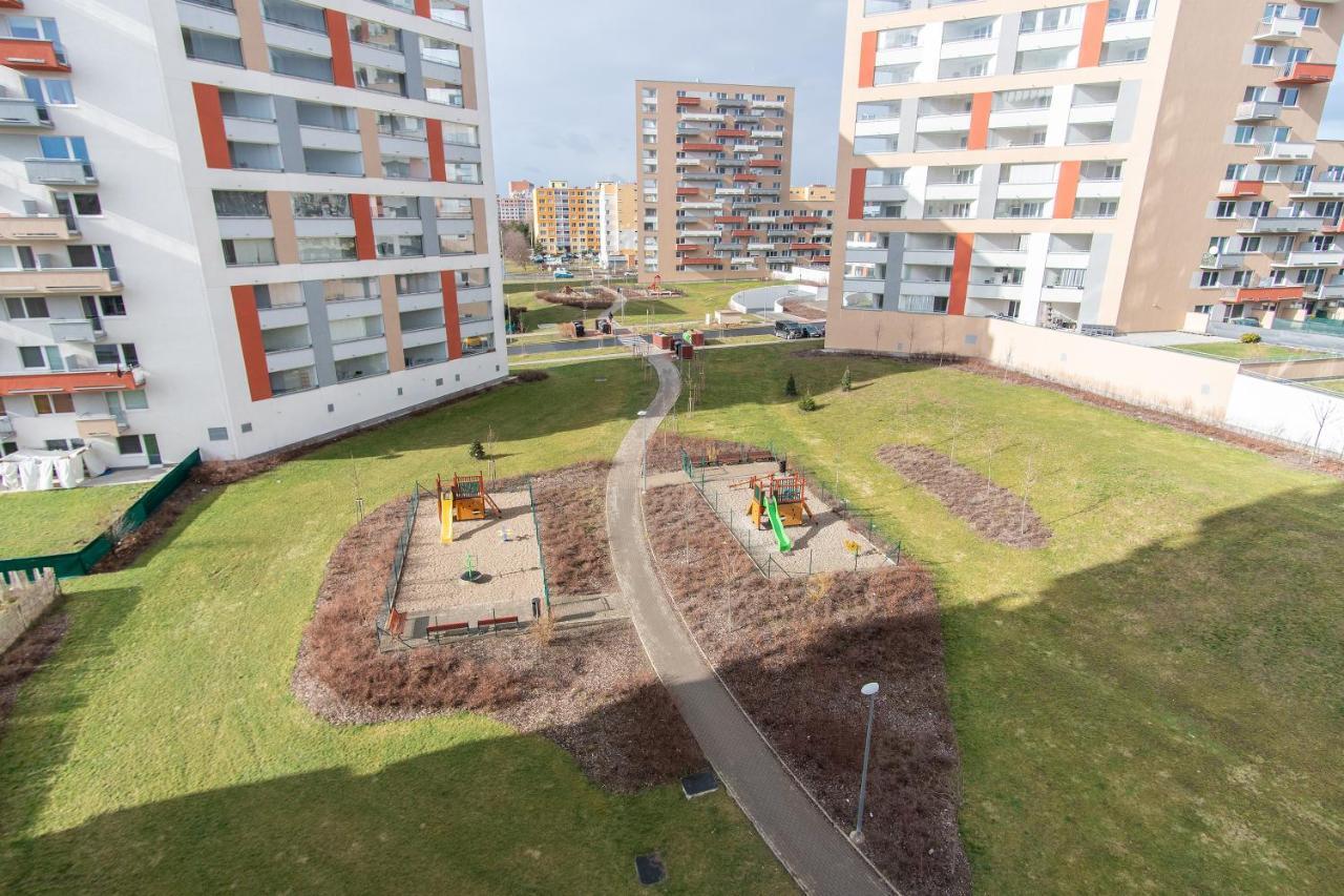 Prostorny 3 Pokojovy Apartman S Dvema Terasami Прага Екстериор снимка